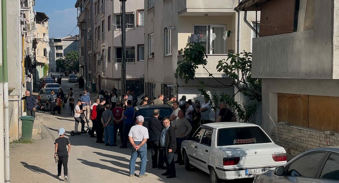 Bursa’da çöp atma kavgasında kan aktı: 1’i ağır 3 yaralı