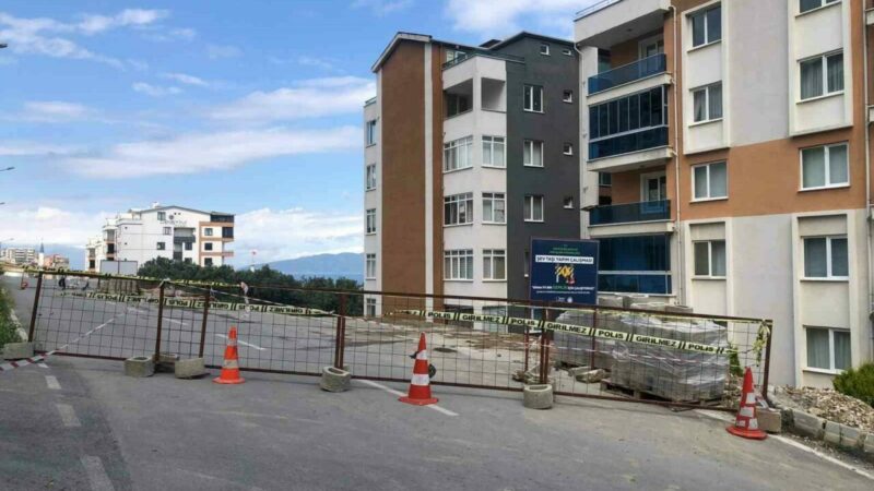 Bursa’da deprem oluyor sandılar! Gerçek bambaşka çıktı… Bursa’nın Gemlik ilçesinde belediyenin hafriyat aldığı bölgede, yol çöktü. Yolun