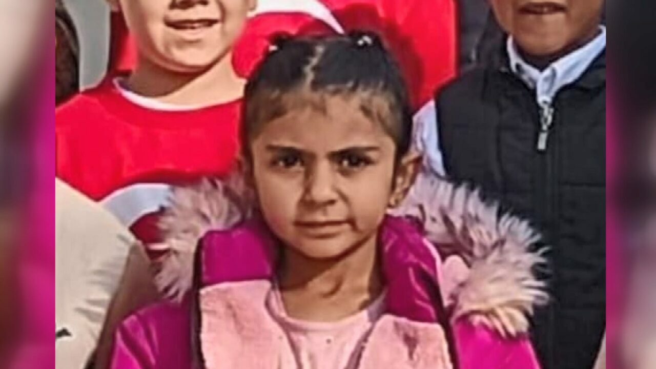 Bursa’da en acı ölüm: 7 yaşındaki Nur, toprağa verildi Bursa’da en acı ölüm: 7 yaşındaki Nur, toprağa verildi