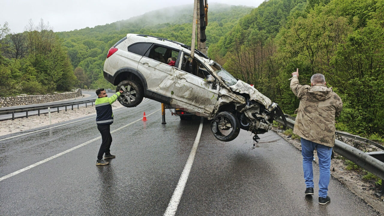 Bursa’da feci kaza: 3 kişi yaralandı Bursa’da feci kaza: 3 kişi yaralandı
