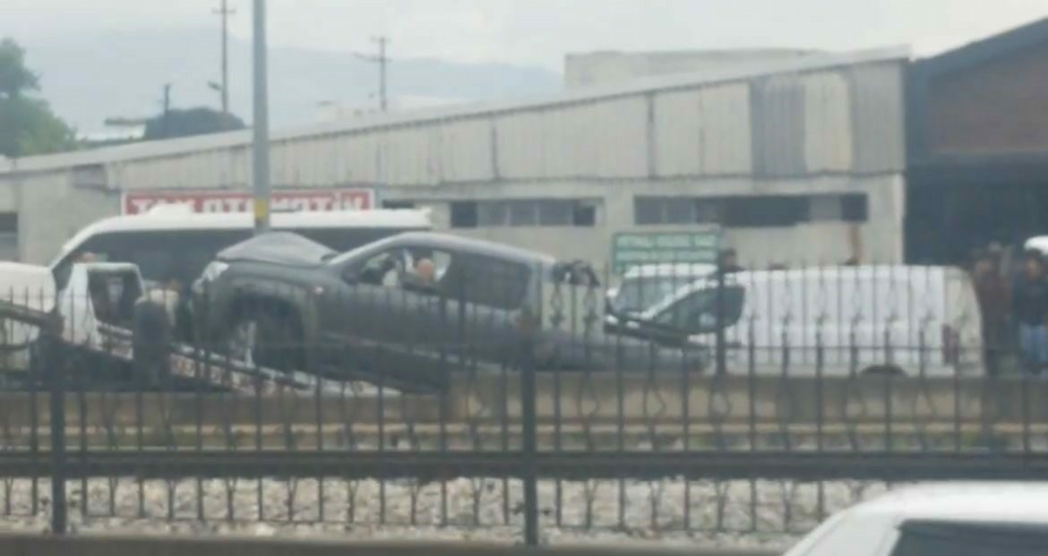 Bursa’da feci kaza: Araç durağa daldı