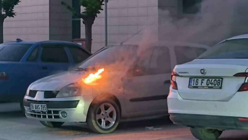 Bursa’da hastane otoparkındaki araç yandı Bursa’nın İnegöl ilçesinde hastanenin otoparkında bir otomobil alev alev yandı.
