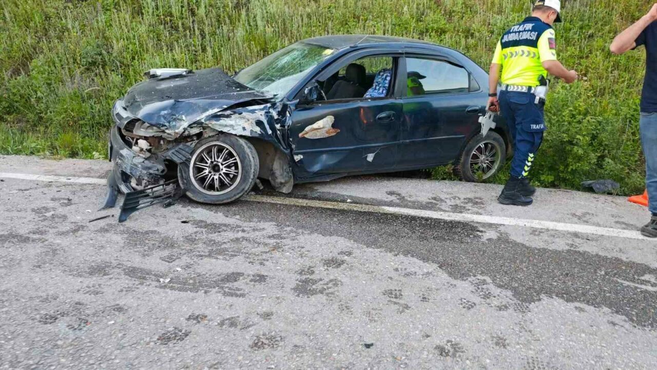 Bursa’da iki otomobil kafa kafaya çarpıştı: 3 yaralı Bursa’da iki otomobil kafa kafaya çarpıştı: 3 yaralı