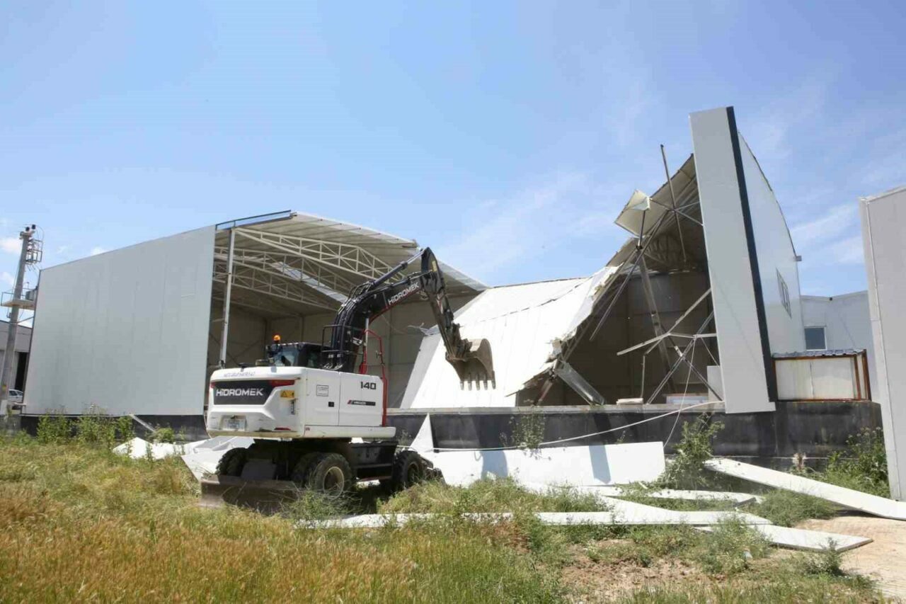 Bursa’da kaçak yapıya kepçe