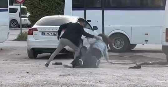 Bursa’da kızların kavgası! O anlar kamerada Bursa’da kızların kavgası! O anlar kamerada