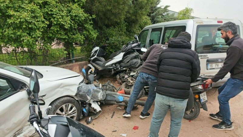 Bursa’da korkunç kaza: Yaralılar var Bursa'nın İnegöl ilçesinde çarpışan iki otomobilden biri, park halindeki 5