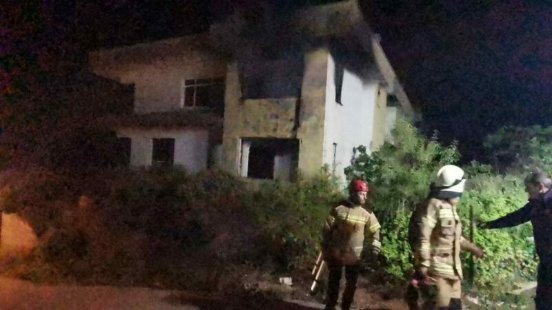 Bursa'nın Mudanya ilçesinde iki katlı metruk bina, çıkan yangında kullanılamac