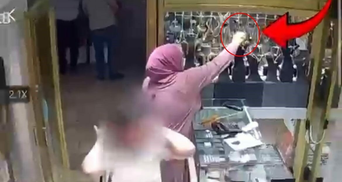 Bursa’da kuyumcu hırsızlığı kamerada: Müşteri gibi geldi, çaldı gitti Bursa’da kuyumcu hırsızlığı kamerada: Müşteri gibi geldi, çaldı gitti