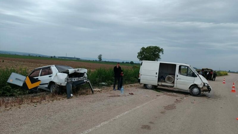 Bursa'nın Mustafakemalpaşa ilçesinde emniyet şeridinde park halindeki otomobile çarpan minibüsteki