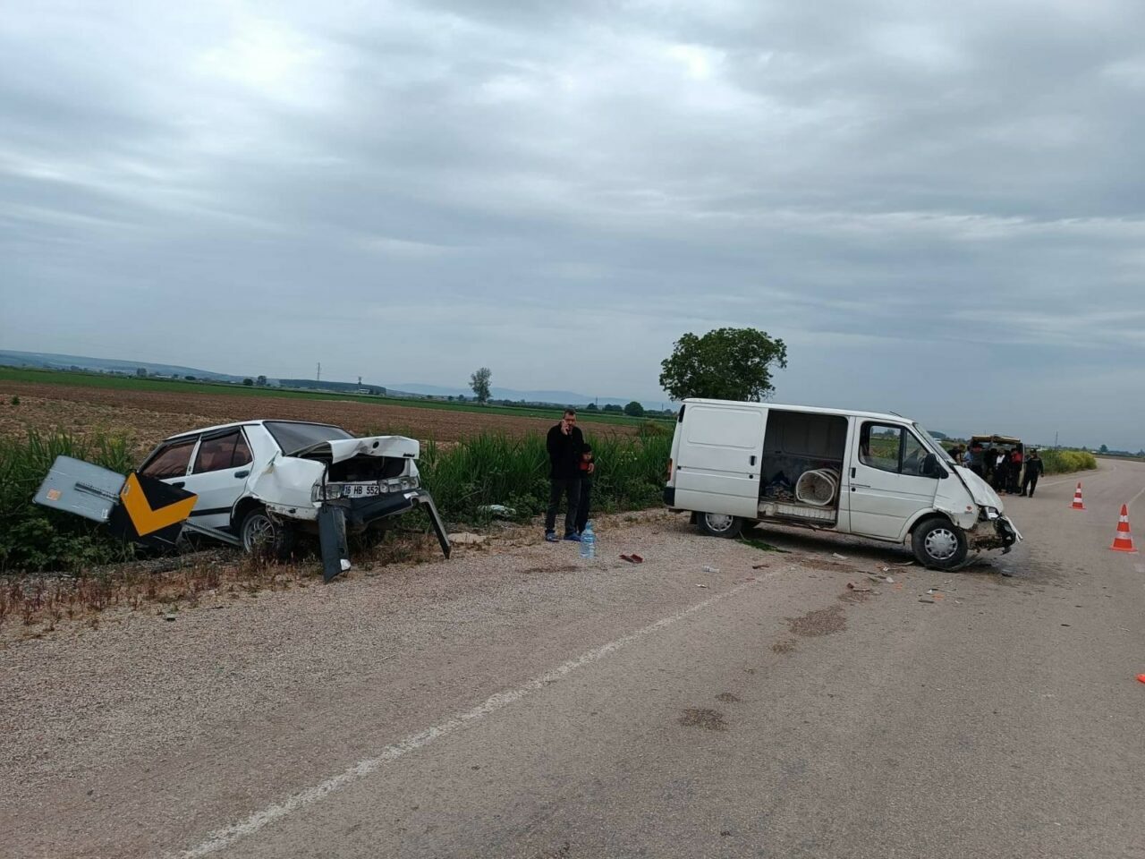 Bursa’da minibüs park halindeki otomobile çarptı! Yaralılar var