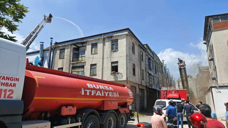 Bursa’da korkutan yangın Bursa'nın İnegöl ilçesinde mobilya imalathanesinin çatısında çıkan yangın, itfaiye ekibince