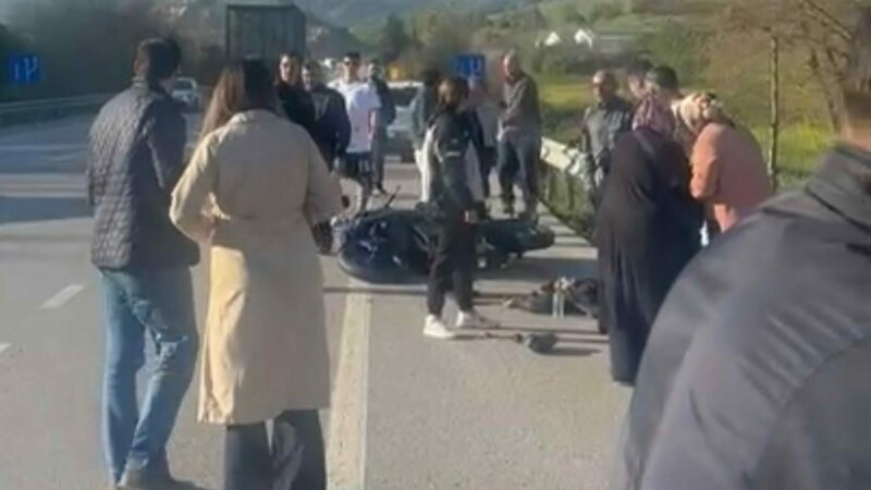 Bursa’nın Yenişehir ilçesinde meydana gelen kazada, kontrolden çıkan motosikletin devrilip