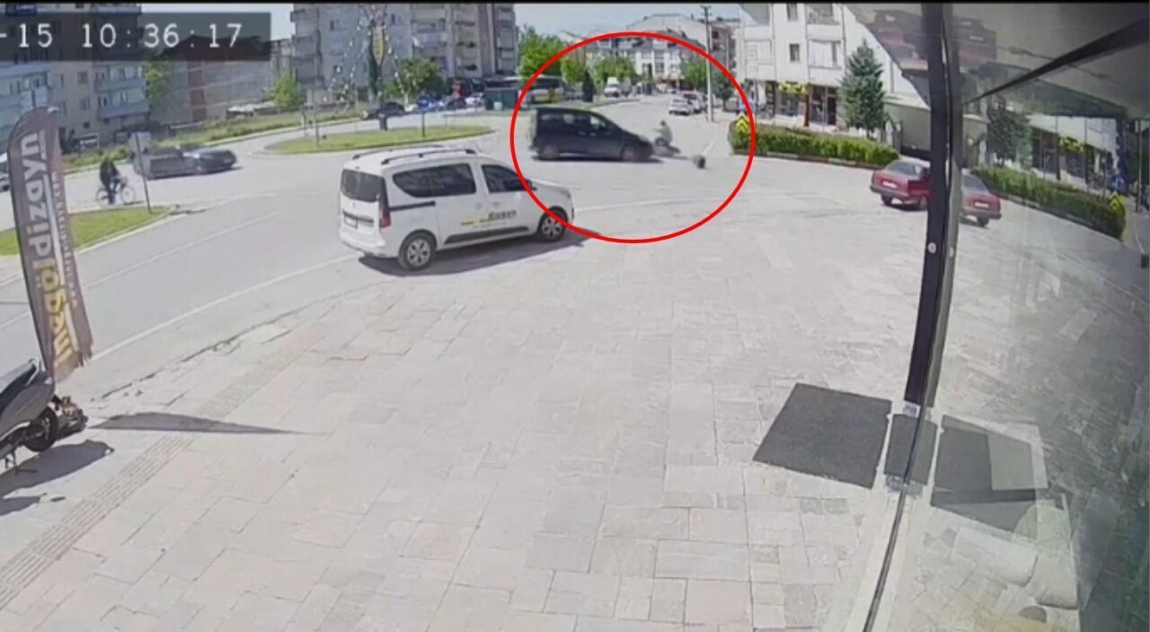 Bursa’da motosikletli muhtarın ağır yaralandığı kaza kamerada