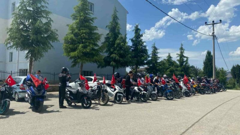 Bursa’nın Orhaneli ilçesinde motosiklet sürücüleri, ’Bir Kural Bir Ömür’ sloganına