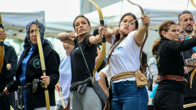 Bursa’da okçular nefes kesti Türkiye’nin dört bir yanından gelen sporcular, okçuluktaki hünerlerini sergiledi. Kadın