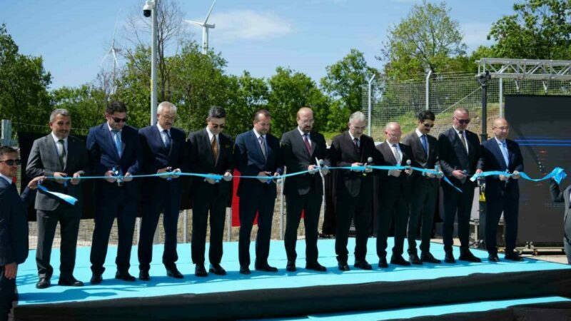 Bursa’nın Karacabey ilçesinde hayata geçirilen rüzgar türbinleri santrali hizmete açıldı.