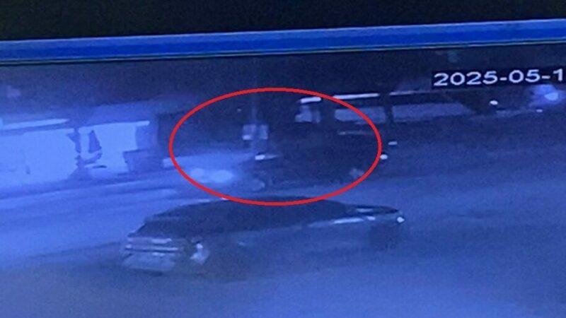 Bursa’da otomobil aydınlatma direğine çarptı Bursa'nın İnegöl ilçesinde sürücüsünün direksiyon hakimiyetini kaybettiği otomobil, refüjdeki aydınlatma