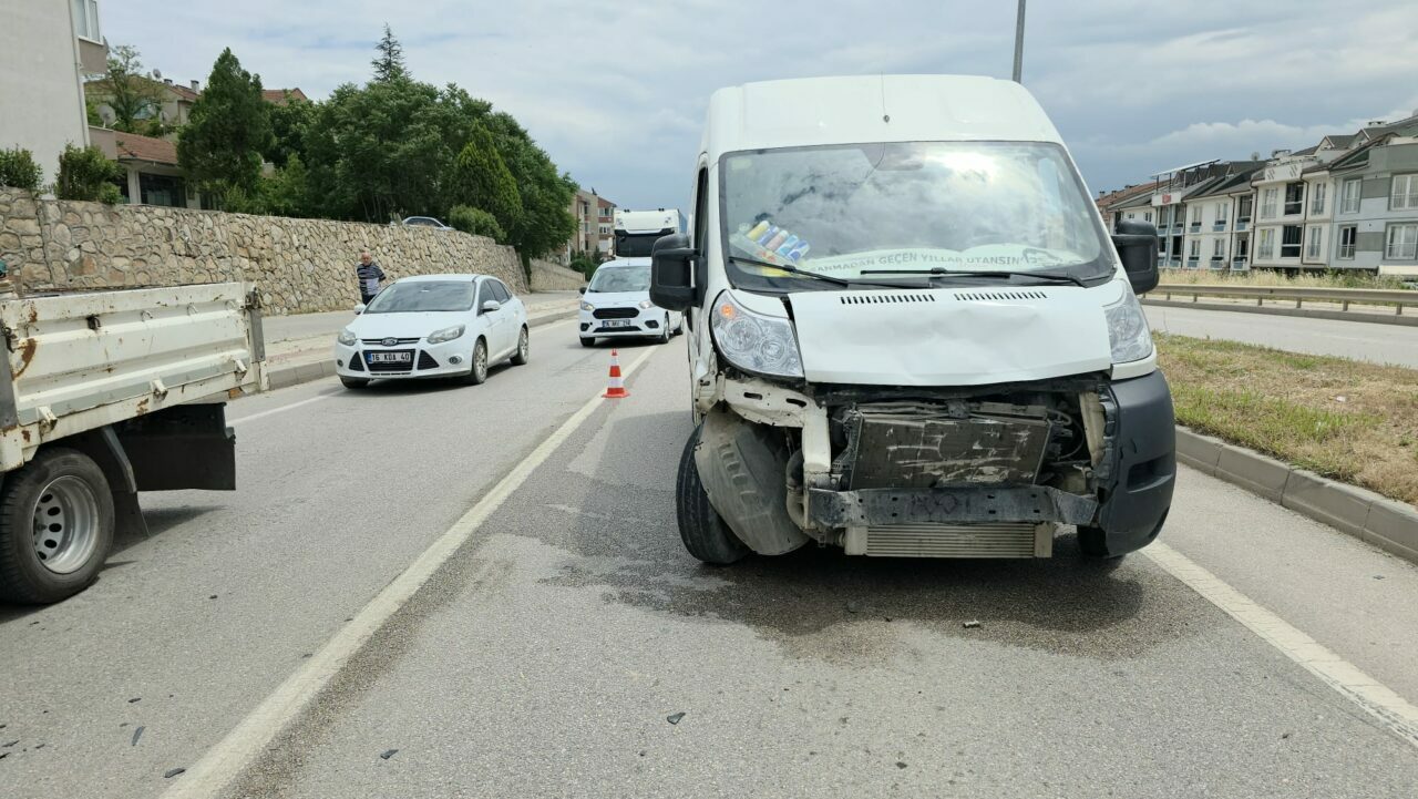 Bursa’da otomobille minibüs çarpıştı Bursa’da otomobille minibüs çarpıştı