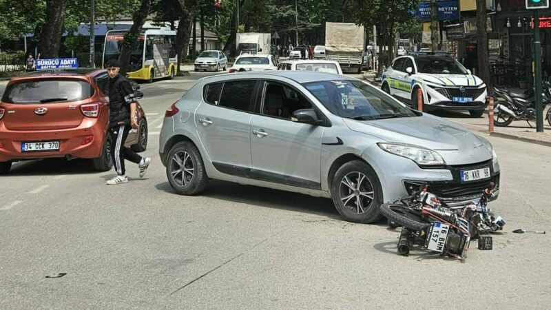 Bursa’da otomobille motosiklet çarpıştı Bursa’nın İnegöl ilçesinde otomobil ile çarpışan motosikletin sürücüsü yaralandı.