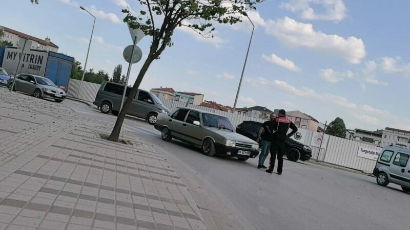 Bursa’da polisin alkollü sürücüyle imtihanı Bursa’nın İnegöl ilçesinde otomobille seyir halindeyken iddiaya göre bir kişiyi