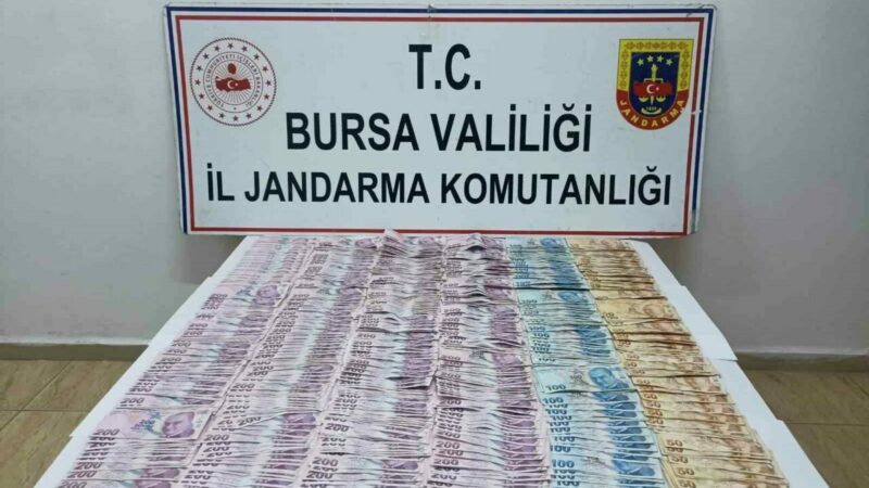 Bursa’da sahte jandarmayı gerçek jandarma yakaladı Bursa’nın Yenişehir ilçesinde kendilerini ‘jandarma’ olarak tanıtıp "hakkınızda dava var"