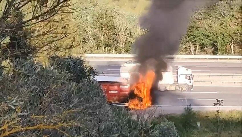 Bursa’da seyir halindeki kamyon yandı Bursa’da seyir halindeki kamyon yandı