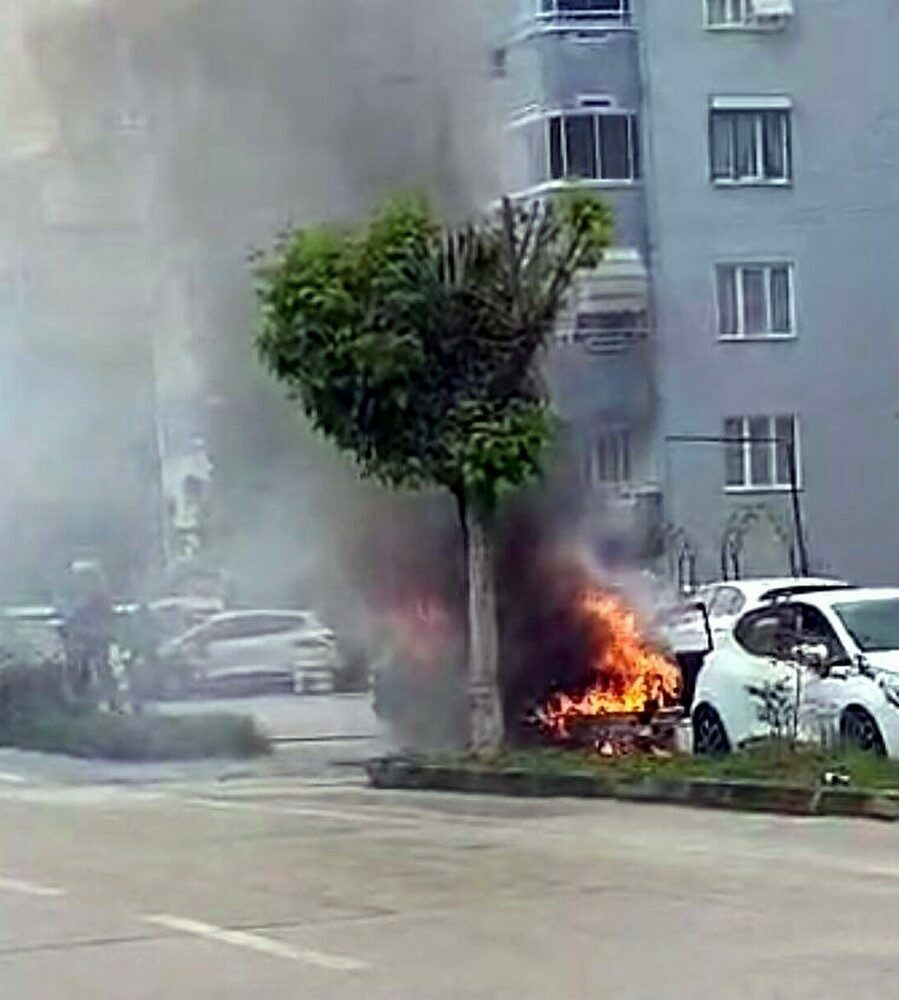 Bursa’da seyir halindeki otomobil alev topuna döndü