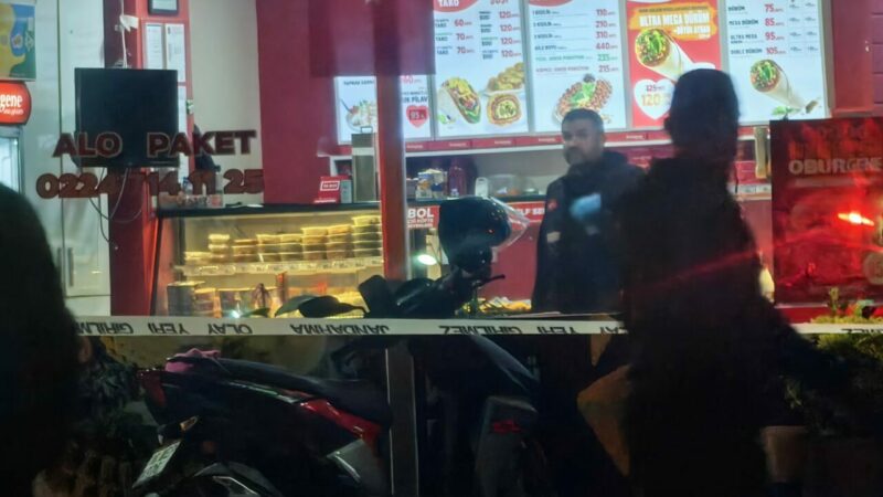 Bursa’da silahlı saldırı Bursa'nın İnegöl ilçesinde kasklı bir kişi, motosikletle geldiği işyerinde, işletme