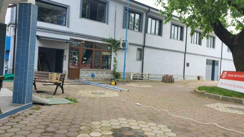 Bursa'nın İnegöl ilçesinde cami bahçesindeki gençlik merkezi binasına tabela takarken