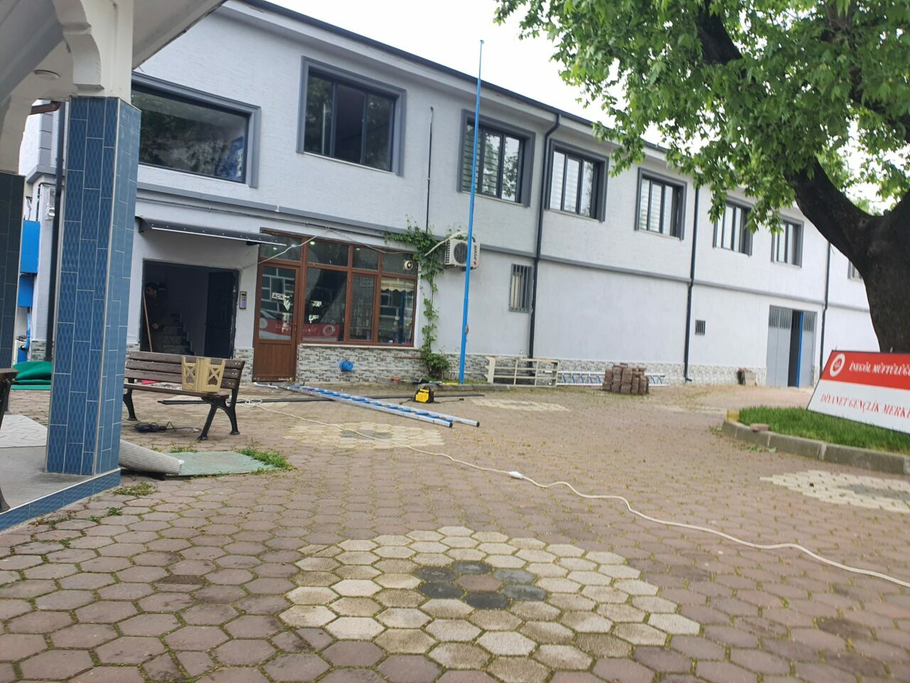 Bursa’da tabela takarken merdivenden düştü Bursa’da tabela takarken merdivenden düştü