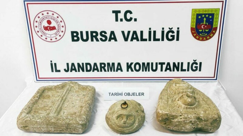 Bursa’da tarihi eser niteliği taşıyan 3 obje ele geçirildi Bursa'nın Gürsu ilçesinde, çeşitli dönemlere ait olup tarihi eser niteliği
