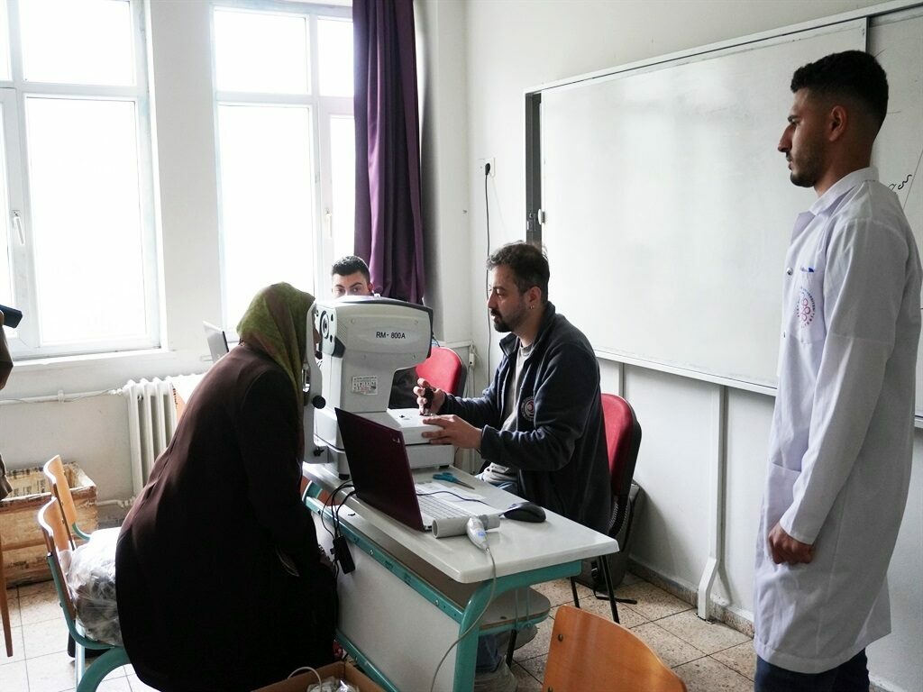 Bursa’da tıp öğrencileri ilk hastalarına muayenehaneye çevirdikleri ilkokulun sınıfında baktı