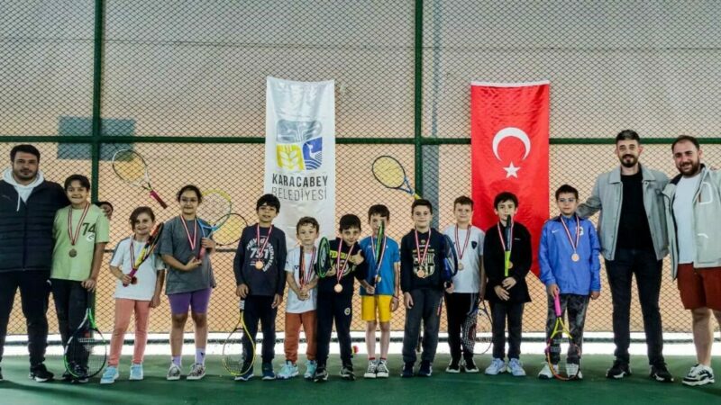 Bursa’nın o ilçesinde minik raketler sahne aldı Karacabey Belediyesi, hafta sonu düzenlediği tenis turnuvası ile çocukları sporun