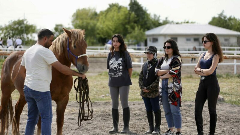Bursa Uludağ Üniversitesi Mennan Pasinli Atçılık Meslek Yüksekokulu öğrencileri, ABD'li