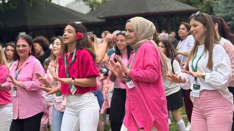 Ekol Koleji’nden anlamlı Anneler Günü etkinliği Ekol Koleji, "Senin Kalbin Benim İlk Evim" temalı Anneler Günü'nü