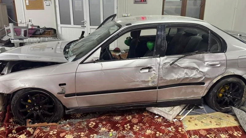 Sabah namaza gelenler şoka girdi: Sürücü camiye daldı!