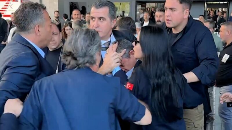 Özgür Özel’e AKM çıkışında saldırı! Siyasilerden peş peşe tepkiler Sırrı Süreyya Önder'e veda törenine katılan CHP Genel Başkanı Özgür