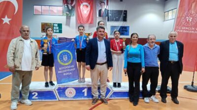 Bursa Büyükşehir’in madalya ve kupalı raketleri