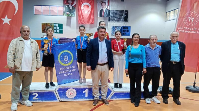 Bursa Büyükşehir’in madalya ve kupalı raketleri Kestel Spor Salonu'nda düzenlenen 23 Nisan Ulusal Egemenlik ve Çocuk