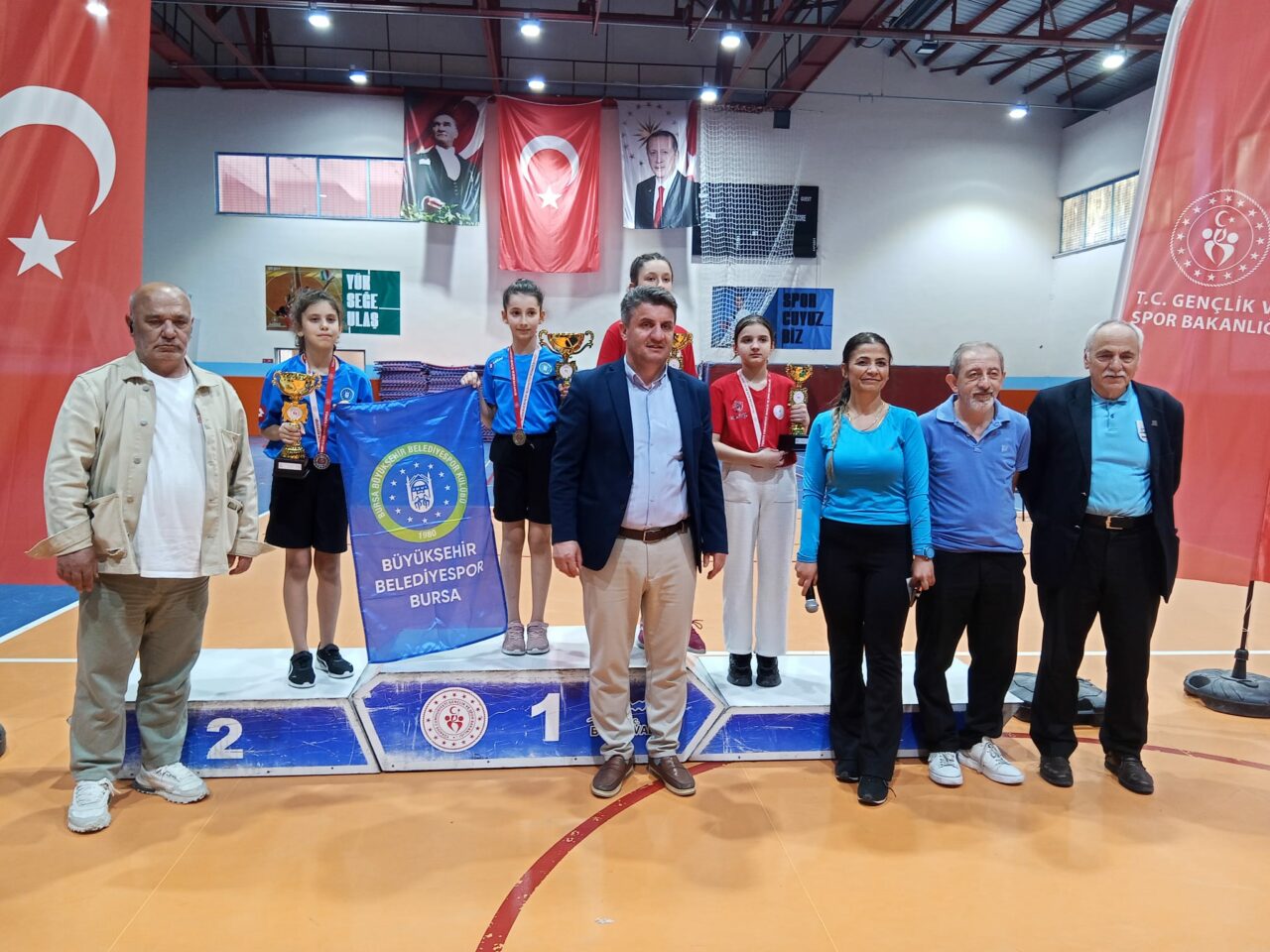 Bursa Büyükşehir’in madalya ve kupalı raketleri Bursa Büyükşehir’in madalya ve kupalı raketleri