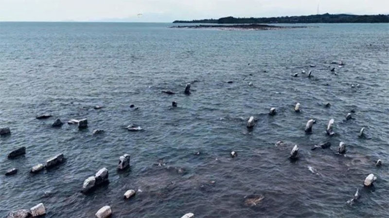 Sular altındaki tarihi mezarlar definecilerin hedefi oldu