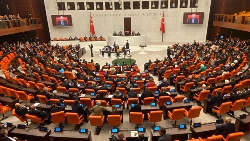 Mecliste kabul edildi: Kamu personeline 35 yaş sınırı