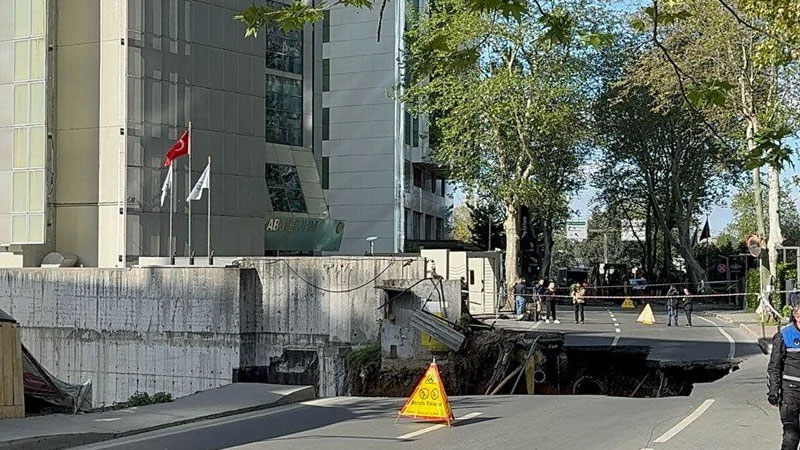 İstanbul’un kalbinde yol çöktü
