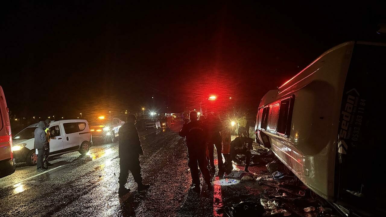 Düzensiz göçmenleri taşıyan minibüs devrildi: 1 ölü, 22 yaralı