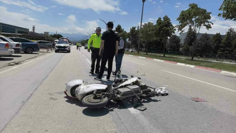 Yer: Bursa… Parçalanan bisikletini bırakmak istemedi Bursa’nın İnegöl ilçesinde, otomobil ile çarpışan elektrikli bisikletin sürücüsü yaralandı.