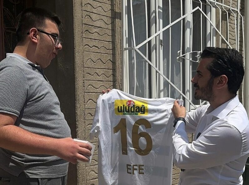 ‘Mahalleye sokmam’ dedi Bursaspor forması ve kombineyi kaptı!