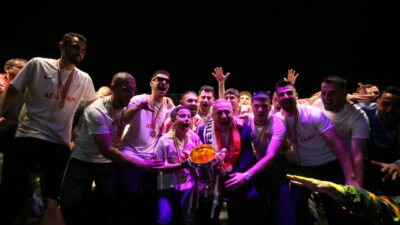 Bursa’nın 3.Lig’deki yeni takımı kupasını aldı hedefi büyüttü