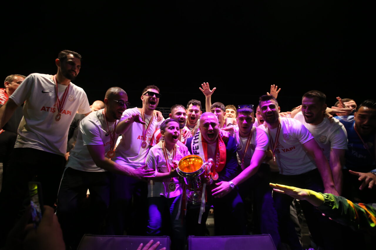 Bursa’nın 3.Lig’deki yeni takımı kupasını aldı hedefi büyüttü