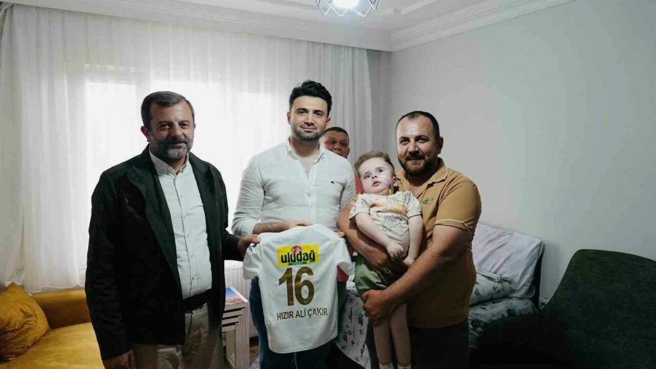 Bursaspor Başkanı Enes Çelik’ten minik taraftara anlamlı ziyaret