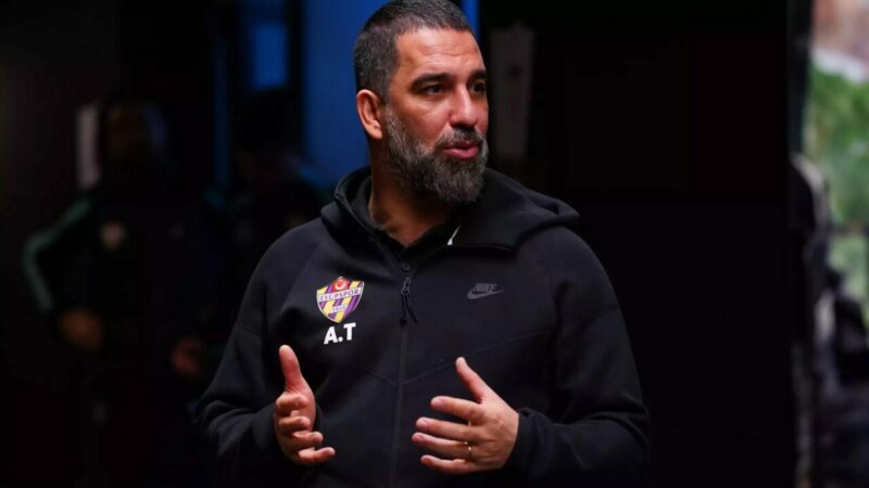 Arda Turan Ukrayna yolcusu 2024-2025 sezonunu Süper Lig’e yükselerek tamamlayan Eyüpspor’da önemli bir ayrılık